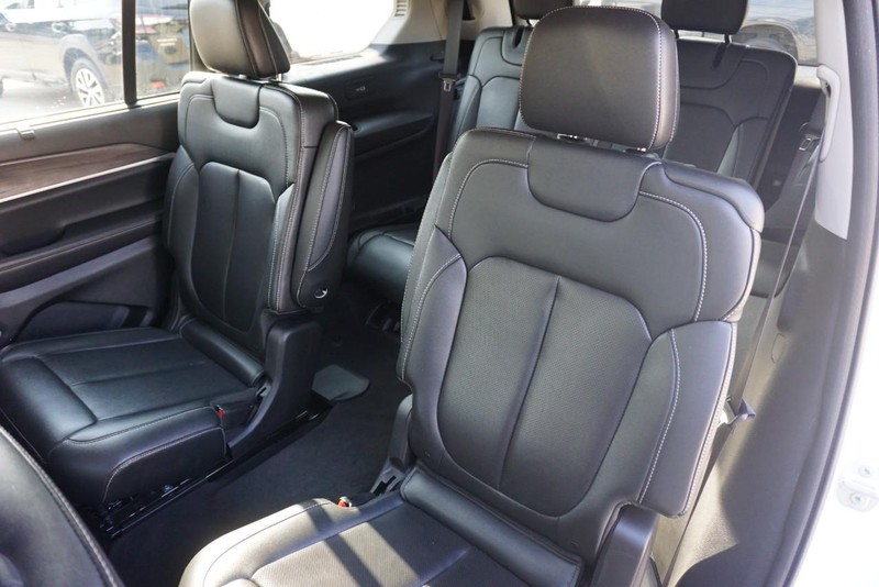 Jeep Grand Cherokee L Vehicle Full-screen Gallery Image 27