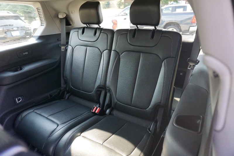 Jeep Grand Cherokee L Vehicle Full-screen Gallery Image 28