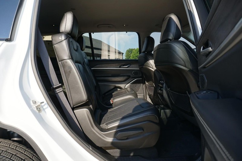 Jeep Grand Cherokee L Vehicle Full-screen Gallery Image 29