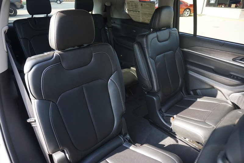 Jeep Grand Cherokee L Vehicle Full-screen Gallery Image 30