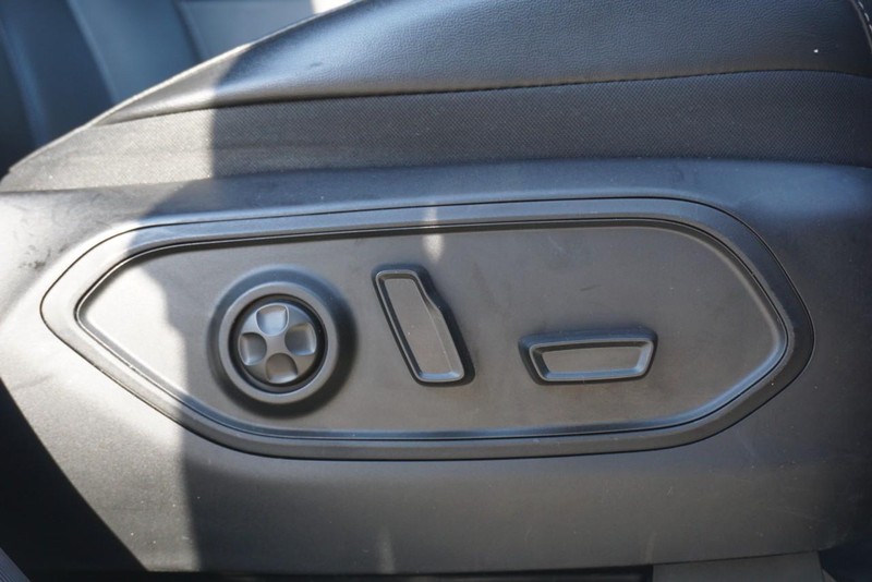 Jeep Grand Cherokee L Vehicle Full-screen Gallery Image 33
