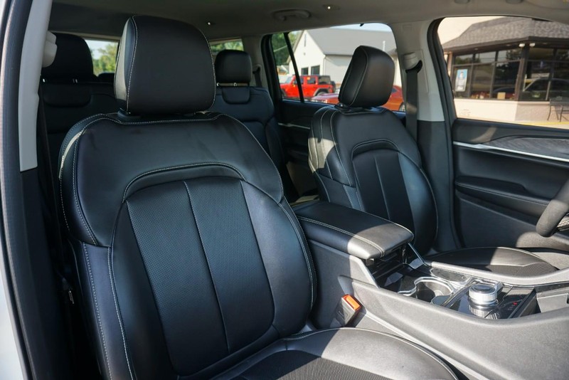 Jeep Grand Cherokee L Vehicle Full-screen Gallery Image 34