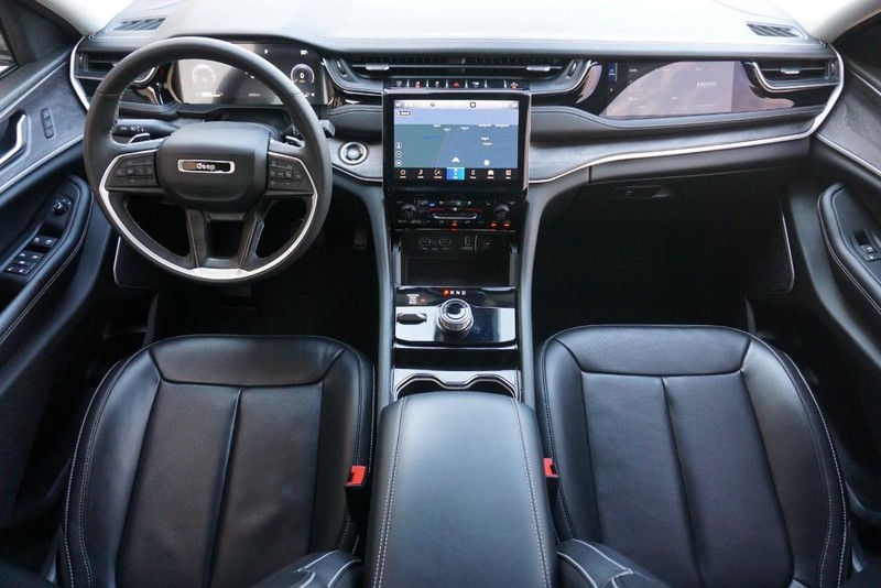 Jeep Grand Cherokee L Vehicle Full-screen Gallery Image 35