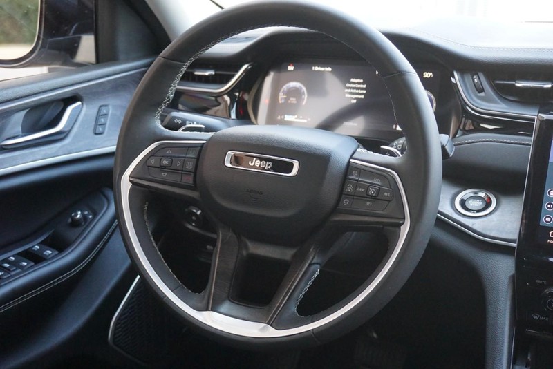 Jeep Grand Cherokee L Vehicle Full-screen Gallery Image 36