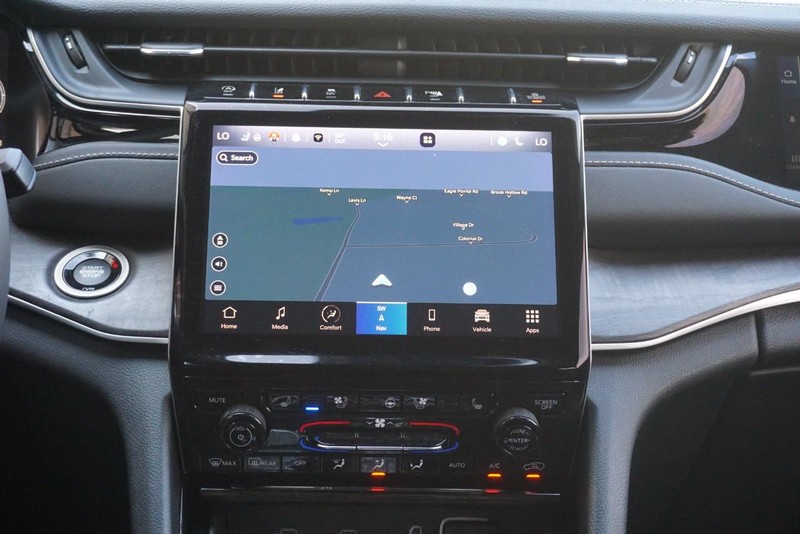 Jeep Grand Cherokee L Vehicle Full-screen Gallery Image 37