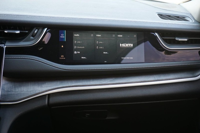 Jeep Grand Cherokee L Vehicle Full-screen Gallery Image 38