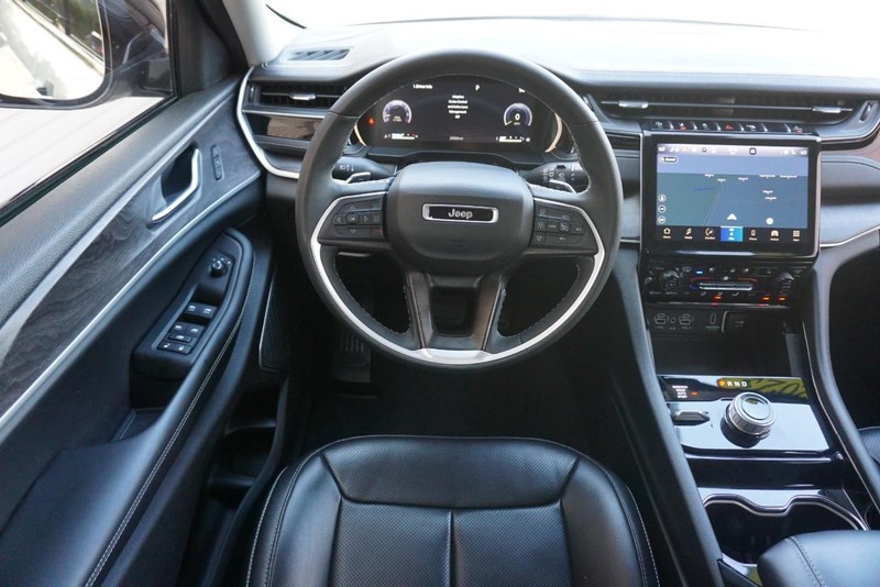 Jeep Grand Cherokee L Vehicle Full-screen Gallery Image 39