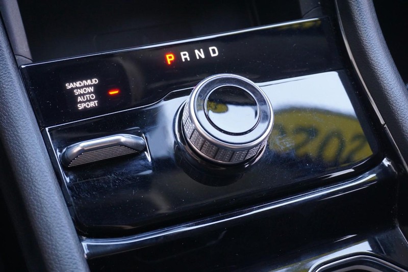 Jeep Grand Cherokee L Vehicle Full-screen Gallery Image 51