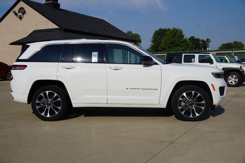 Jeep Grand Cherokee Vehicle Full-screen Gallery Image 02