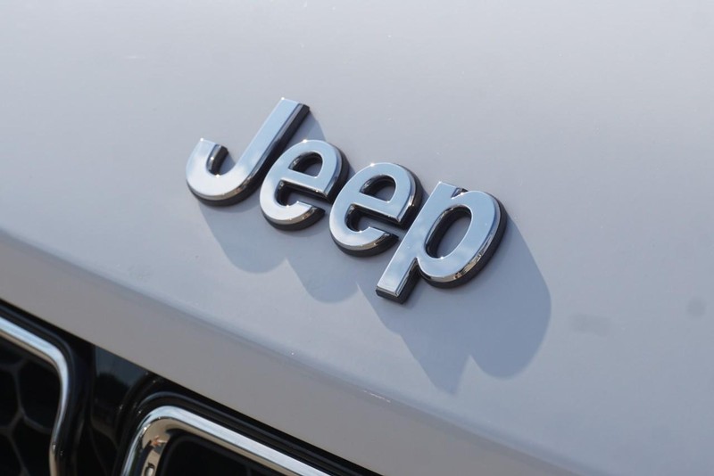 Jeep Grand Cherokee Vehicle Full-screen Gallery Image 11