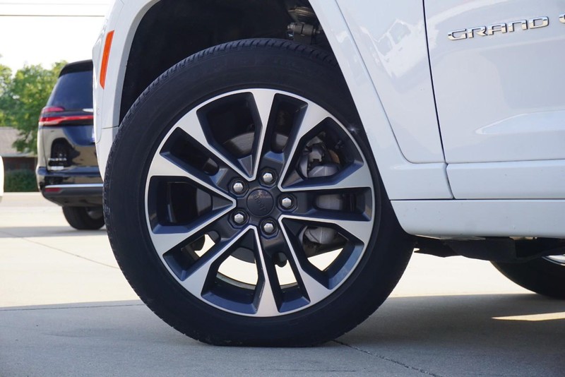 Jeep Grand Cherokee Vehicle Full-screen Gallery Image 14