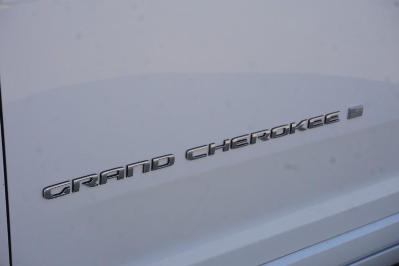 Jeep Grand Cherokee Vehicle Full-screen Gallery Image 16