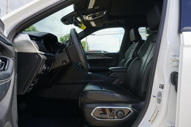 Jeep Grand Cherokee Vehicle Full-screen Gallery Image 22