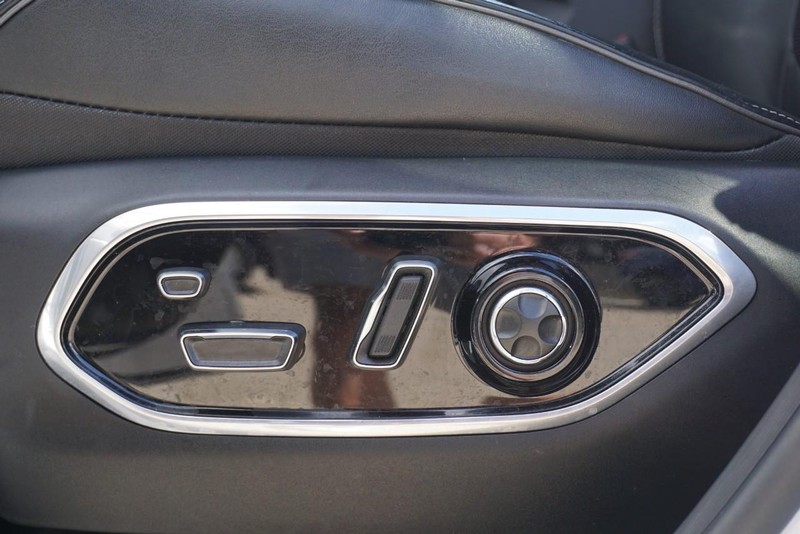 Jeep Grand Cherokee Vehicle Full-screen Gallery Image 23
