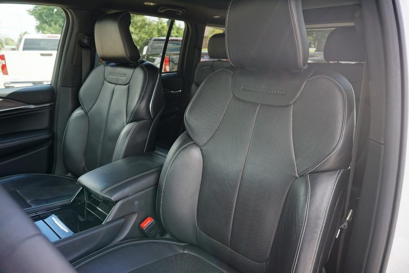 Jeep Grand Cherokee Vehicle Full-screen Gallery Image 24