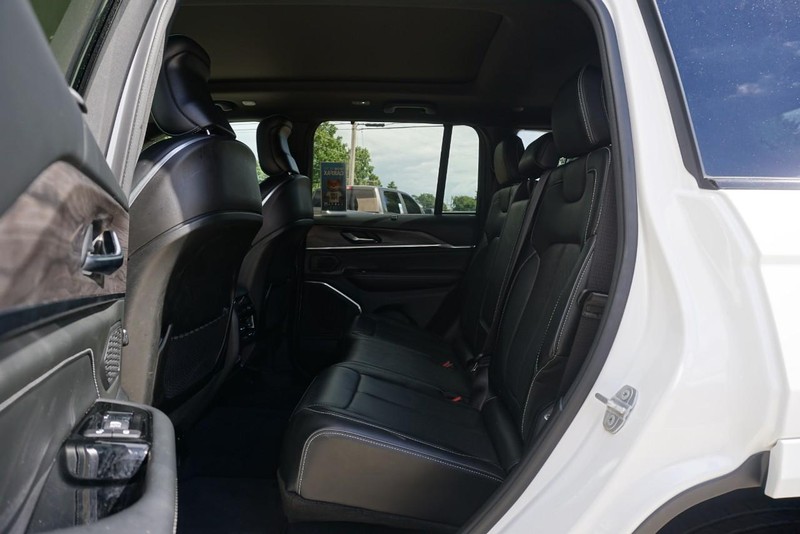 Jeep Grand Cherokee Vehicle Full-screen Gallery Image 26