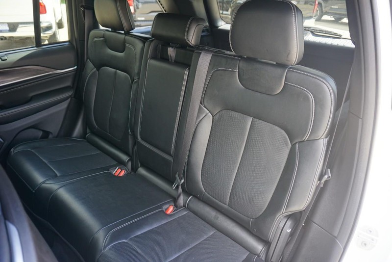 Jeep Grand Cherokee Vehicle Full-screen Gallery Image 27