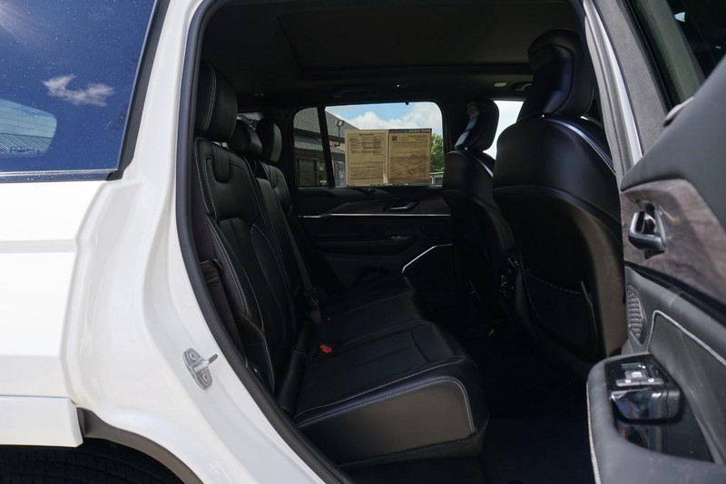 Jeep Grand Cherokee Vehicle Full-screen Gallery Image 28