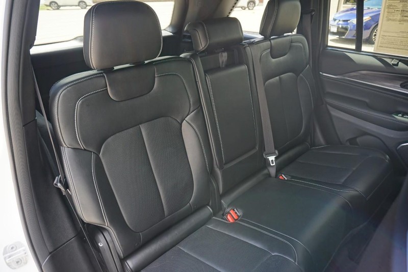 Jeep Grand Cherokee Vehicle Full-screen Gallery Image 29