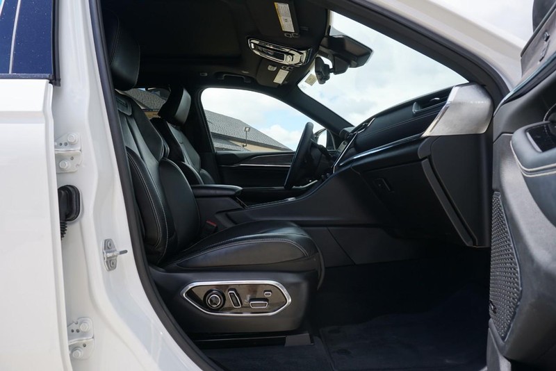 Jeep Grand Cherokee Vehicle Full-screen Gallery Image 30