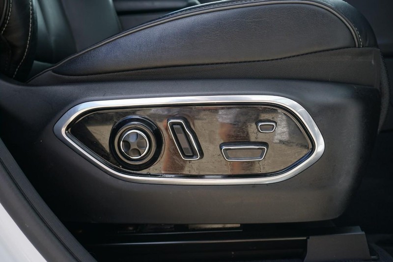 Jeep Grand Cherokee Vehicle Full-screen Gallery Image 31