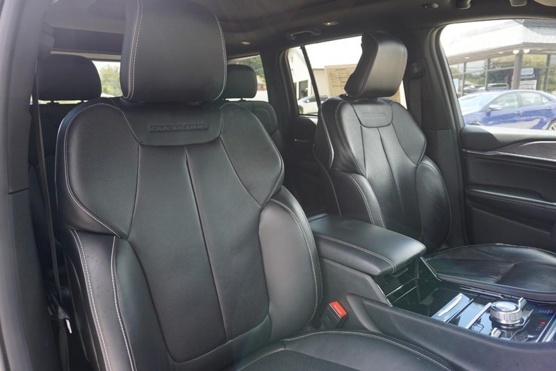 Jeep Grand Cherokee Vehicle Full-screen Gallery Image 32