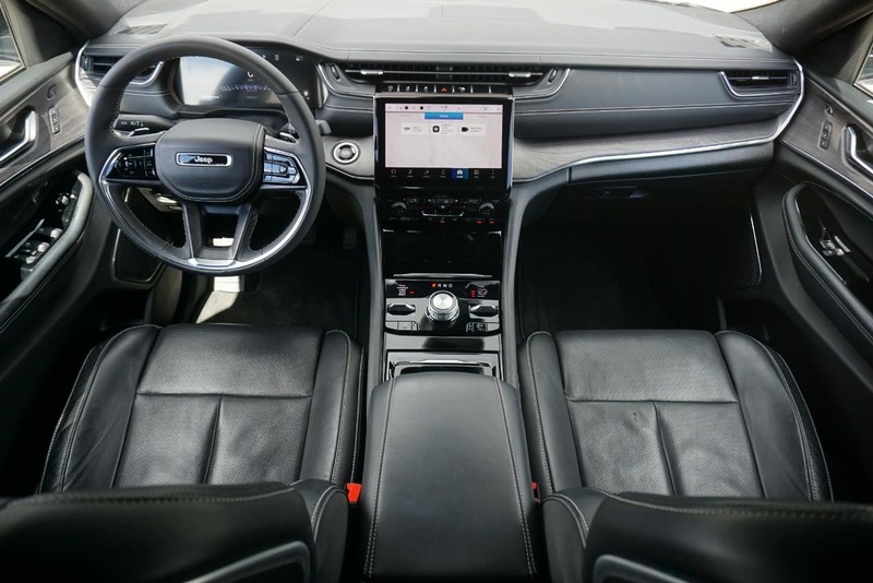 Jeep Grand Cherokee Vehicle Full-screen Gallery Image 34