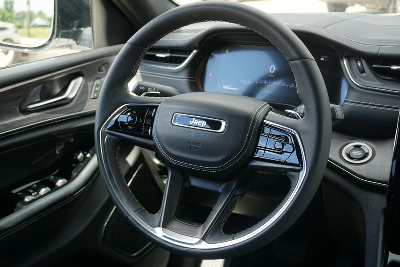 Jeep Grand Cherokee Vehicle Full-screen Gallery Image 35