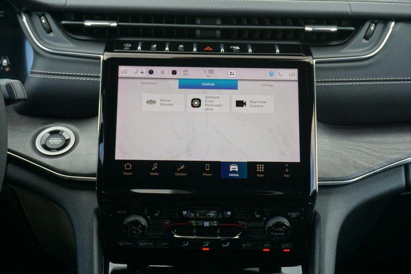 Jeep Grand Cherokee Vehicle Full-screen Gallery Image 36