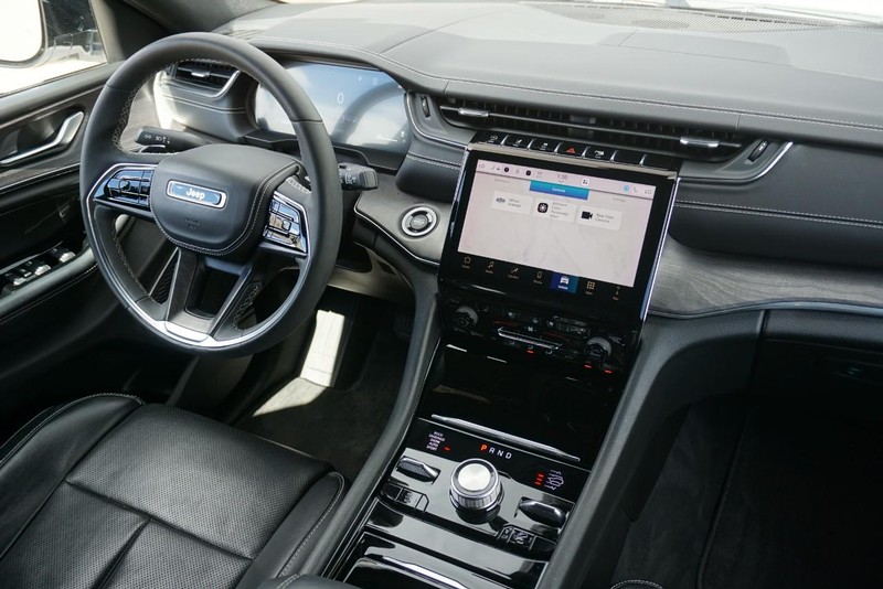 Jeep Grand Cherokee Vehicle Full-screen Gallery Image 37
