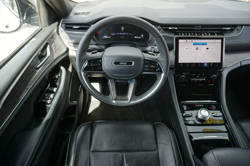Jeep Grand Cherokee Vehicle Full-screen Gallery Image 39