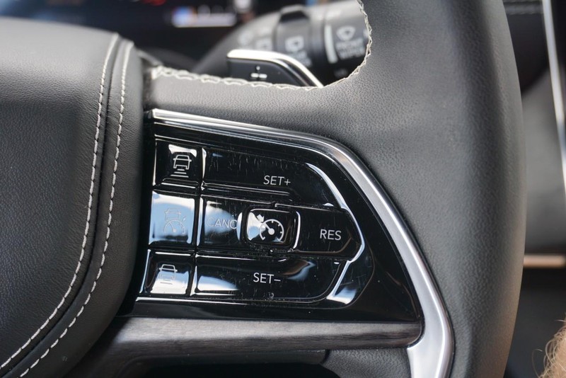 Jeep Grand Cherokee Vehicle Full-screen Gallery Image 41