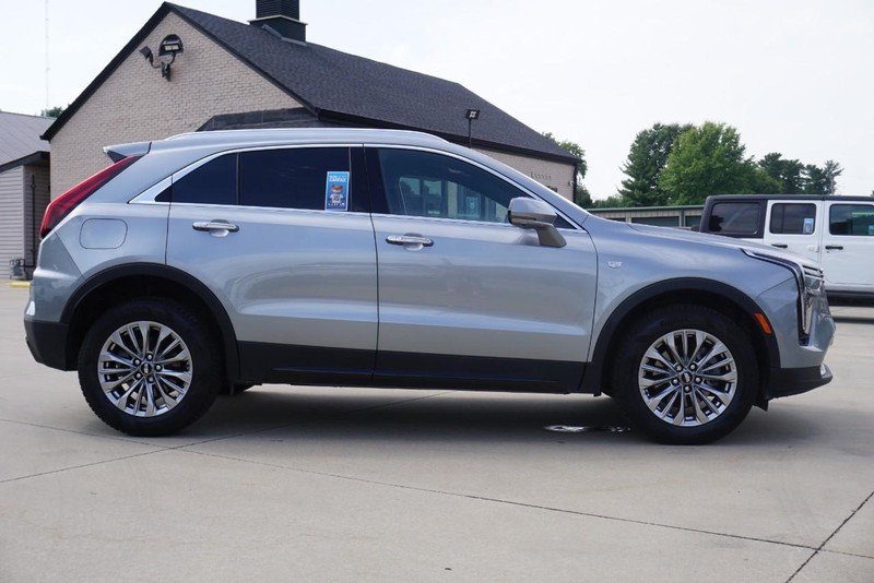Cadillac XT4 Vehicle Full-screen Gallery Image 02