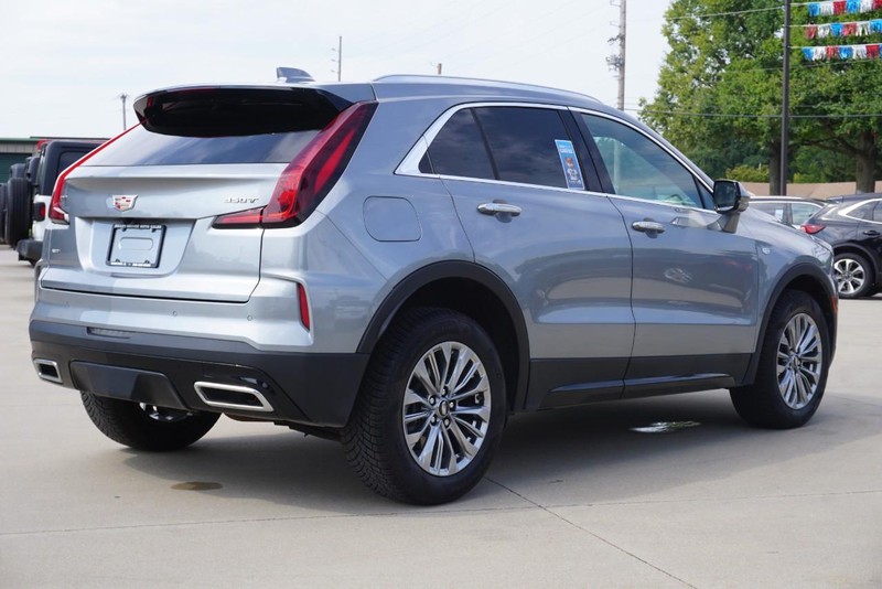 Cadillac XT4 Vehicle Full-screen Gallery Image 03