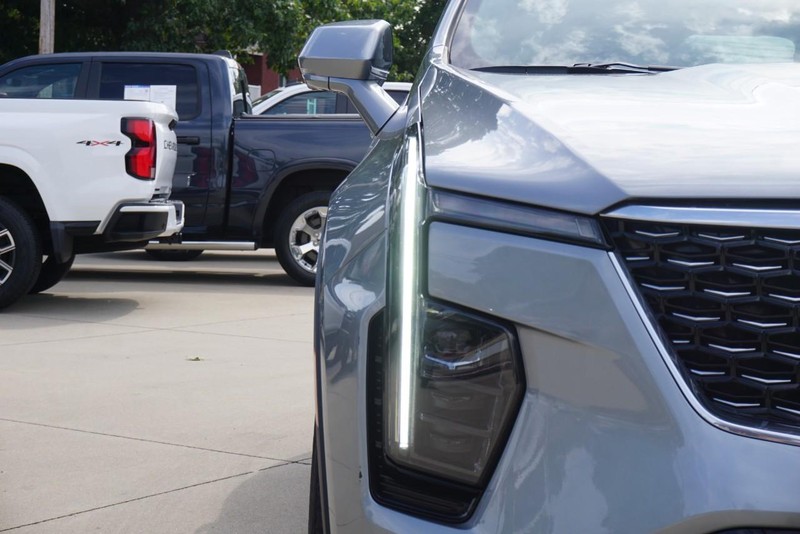 Cadillac XT4 Vehicle Full-screen Gallery Image 09