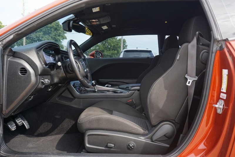 Dodge Challenger Vehicle Full-screen Gallery Image 23