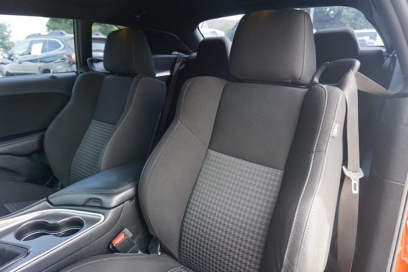 Dodge Challenger Vehicle Full-screen Gallery Image 25