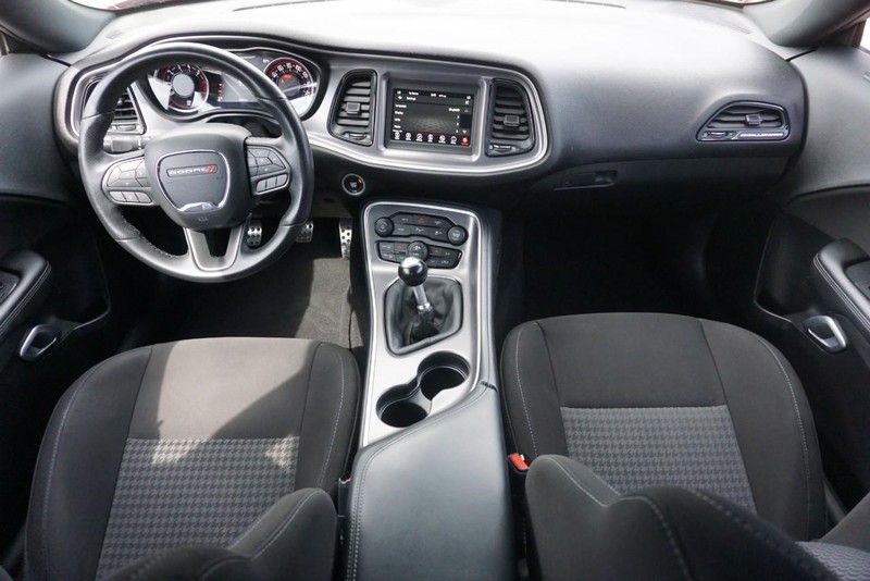 Dodge Challenger Vehicle Full-screen Gallery Image 30