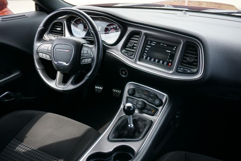 Dodge Challenger Vehicle Full-screen Gallery Image 33