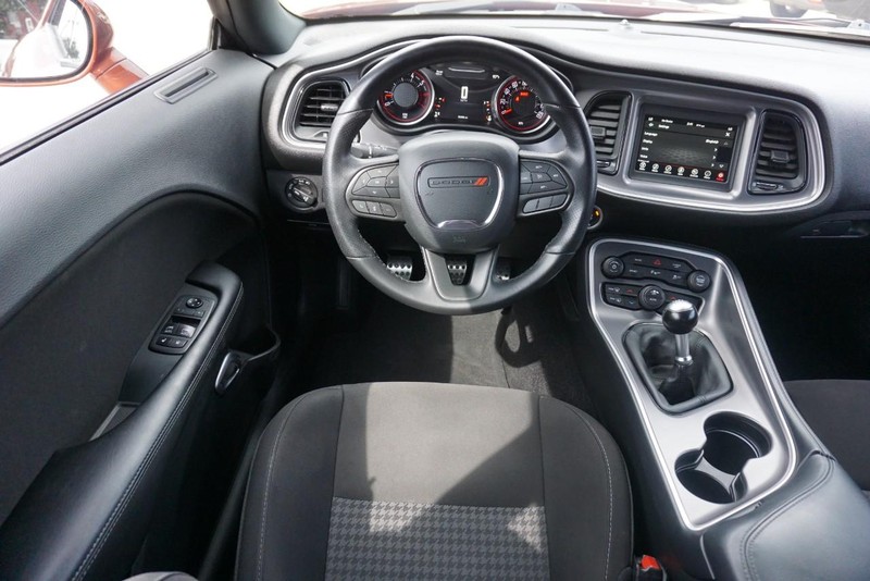 Dodge Challenger Vehicle Full-screen Gallery Image 34