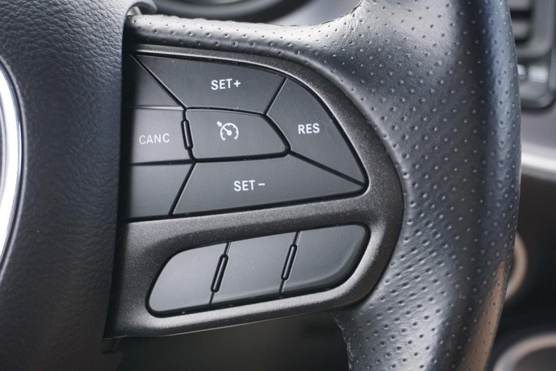 Dodge Challenger Vehicle Full-screen Gallery Image 36