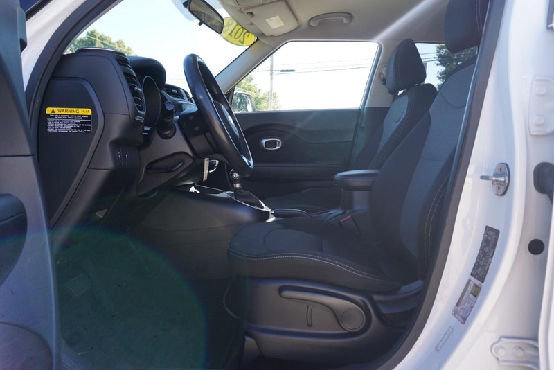 Kia Soul Vehicle Full-screen Gallery Image 22