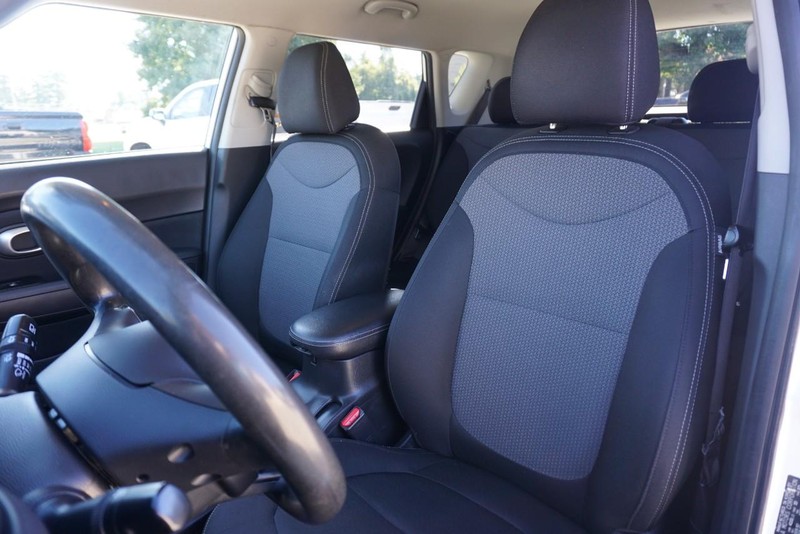 Kia Soul Vehicle Full-screen Gallery Image 23