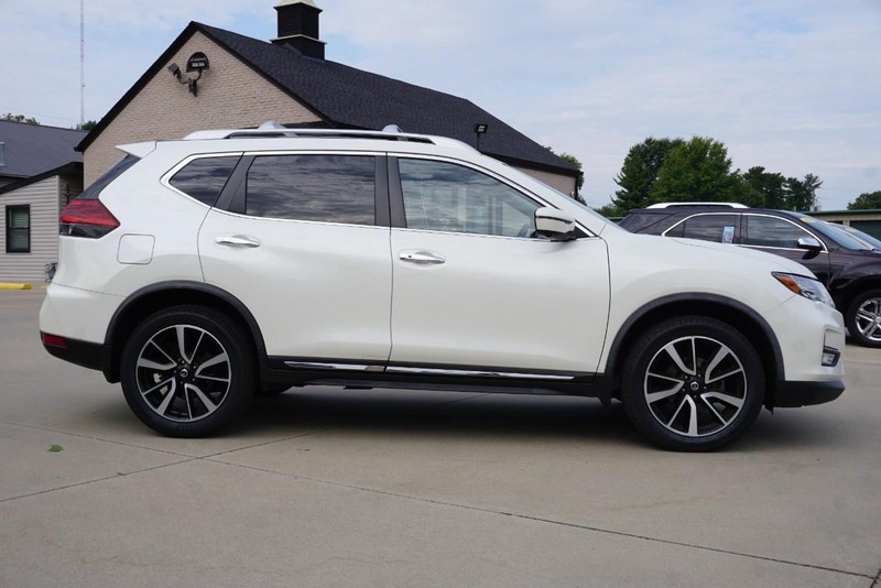 Nissan Rogue Vehicle Full-screen Gallery Image 02