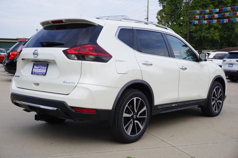 Nissan Rogue Vehicle Full-screen Gallery Image 03