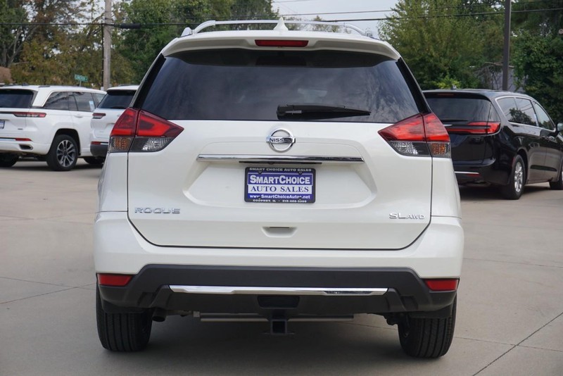 Nissan Rogue Vehicle Full-screen Gallery Image 04