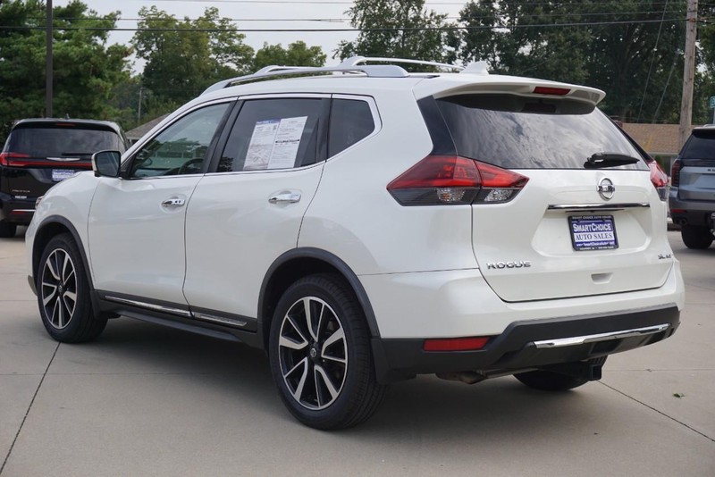 Nissan Rogue Vehicle Full-screen Gallery Image 05