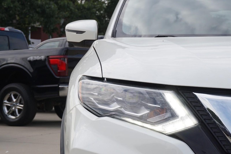 Nissan Rogue Vehicle Full-screen Gallery Image 09