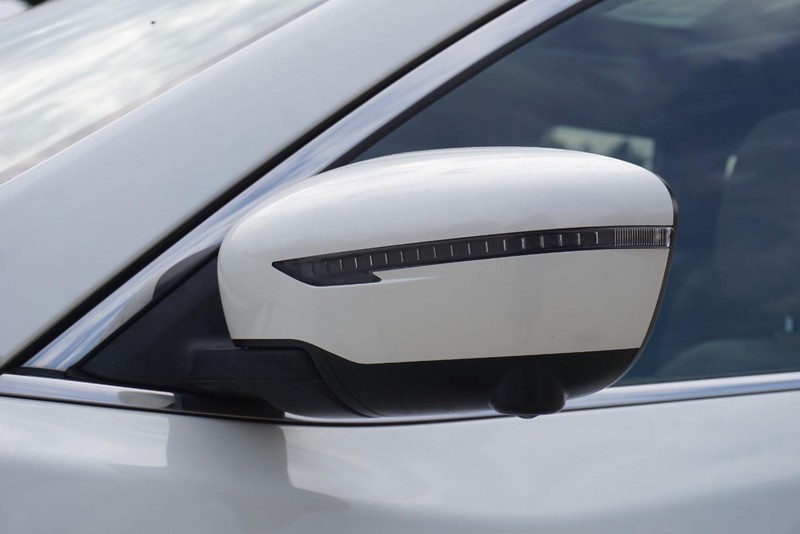 Nissan Rogue Vehicle Full-screen Gallery Image 12