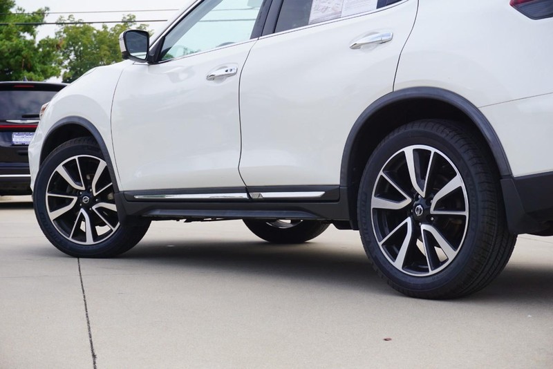 Nissan Rogue Vehicle Full-screen Gallery Image 13